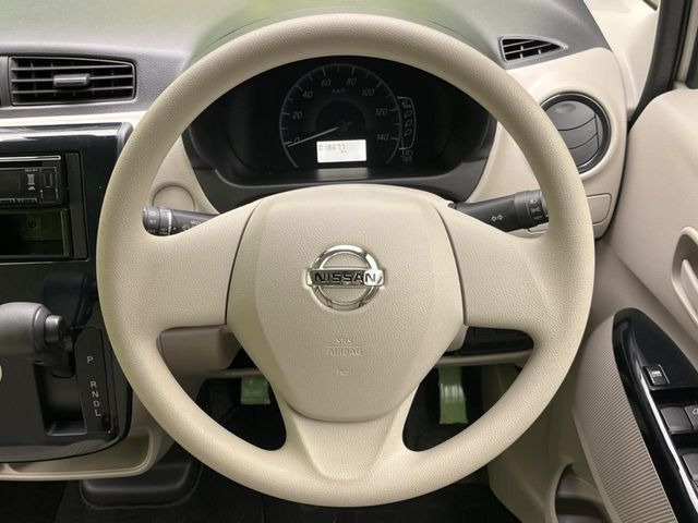 �C���e���A�ɍ��킹���f�U�C���̃X�e�A�����O�́A�^�]�������̂��Ƃ��l���A�^�]���₷���`��A�傫���ł��B�����x�A���ۂɐG���Ă��m���߂��������B