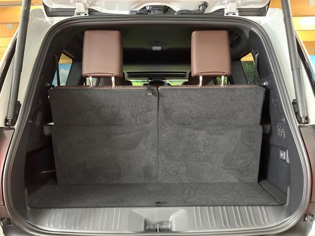 ���i�̂���������ʋ΁A���}���ɏ\���ȉ׎��X�y�[�X���m�ۂ��Ă���܂��B�Z�J���h�V�[�g��|���ƁA�傫�ȉו��̐ύڂ��\�ł���