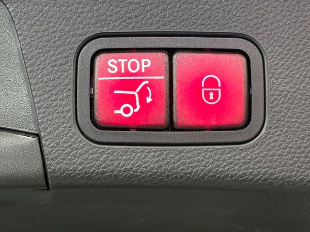 ●電動リアゲート:ワンタッチでリアゲートの開閉ができ、荷物などで両手が塞がっている状態でも簡単に開閉ができる便利機能です。