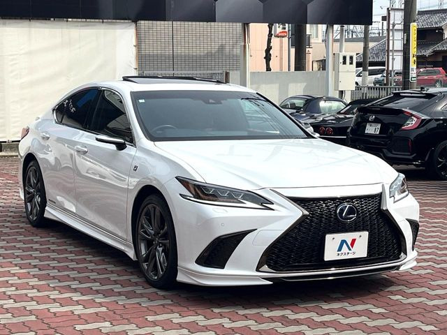 高透明度のガラス皮膜で撥水はもちろん、上質なツヤ・光沢を実現。紫外線や酸性雨から大切な愛車を保護し、色あせ・劣化を防止。「弾スプラッシュコート」、「弾プリミッサコート」からお選びいただけます。