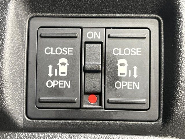 【両側パワースライドドア】スマートキーや運転席のスイッチで後席両側スライドドアの開閉が可能♪電動だから力を入れてドアを開ける必要が無く、小さなお子様でも簡単に開け閉めでき快適です♪