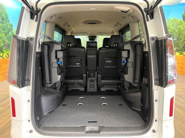 ���i�̂���������ʋ΁A���}���ɏ\���ȉ׎��X�y�[�X���m�ۂ��Ă���܂��B�Z�J���h�V�[�g��|���ƁA�傫�ȉו��̐ύڂ��\�ł���