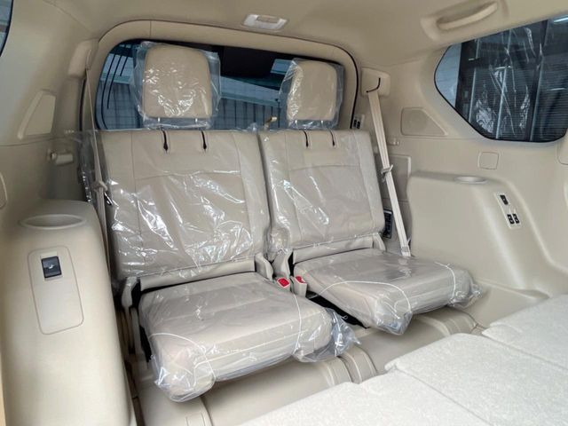 【3列目シートはもちろん状態良好☆大人でもゆったりと座って頂けますので、大人数でのお出かけもラクラクです♪ご家族で、気の知れた仲間で、ドライブに行くのが楽しみですね♪