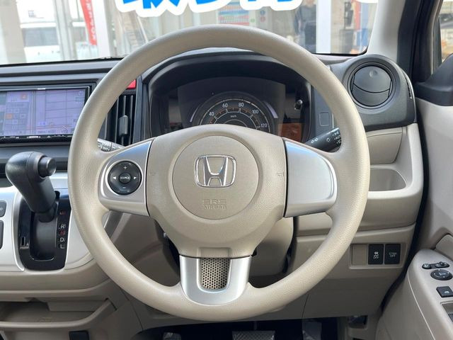 �C���e���A�ɍ��킹���f�U�C���̃X�e�A�����O�́A�^�]�������̂��Ƃ��l���A�^�]���₷���`��A�傫���ł��B�����x�A���ۂɐG���Ă��m���߂��������B