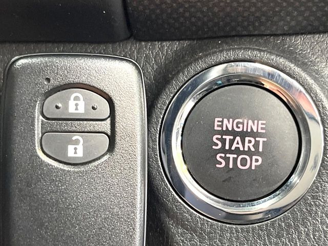 【スマートキー】カバンやポケットに入れたままでもドアの施錠・解錠が可能なスマートキーを装備。エンジンのオン・オフ時もカギを取り出す必要が無いからとっても便利です♪