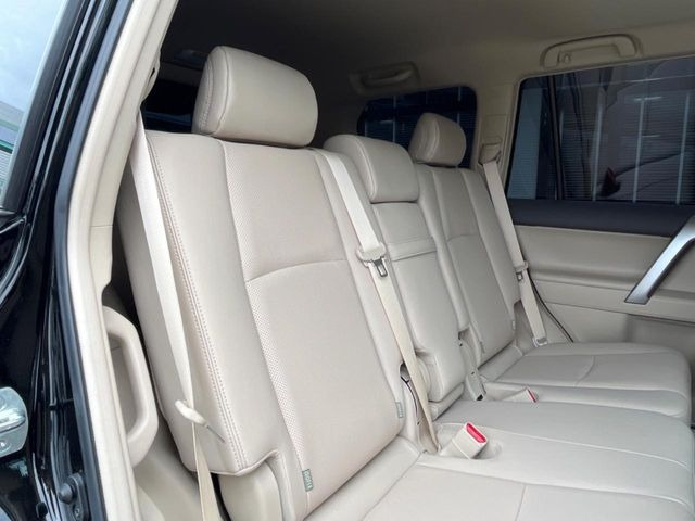 後部座席も気になるようなキズ・汚れやへたり等、大きなダメージはなく、良好な状態です。