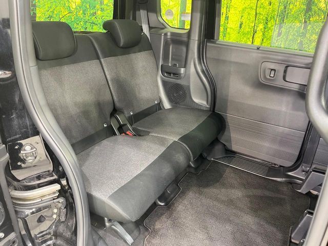 後部座席も気になるようなキズ・汚れやへたり等、大きなダメージはなく、良好な状態です。