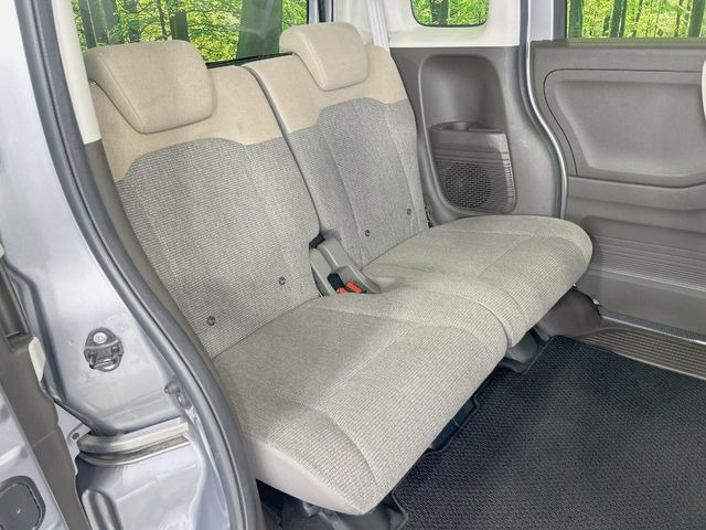 後部座席も気になるようなキズ・汚れやへたり等、大きなダメージはなく、良好な状態です。