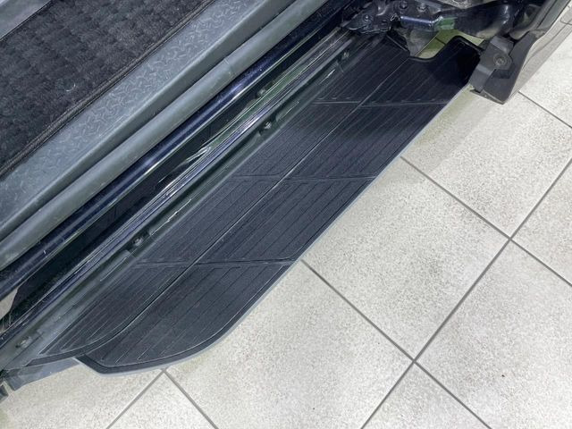 メーカーオプションの【ユニバーサルステップ】を装備。スライドドアと連動したステップにより、小さなお子様の乗り降りがし易くなります♪