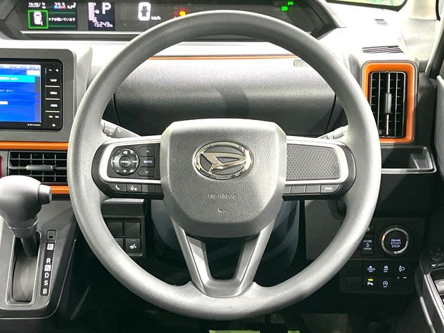 �C���e���A�ɍ��킹���f�U�C���̃X�e�A�����O�́A�^�]�������̂��Ƃ��l���A�^�]���₷���`��A�傫���ł��B�����x�A���ۂɐG���Ă��m���߂��������B