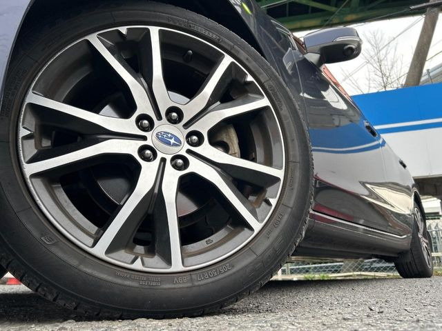 �y����17�C���`�A���~�z�C�[���z�O�ςɃ}�b�`���������A���~�z�C�[���𑕒����Ă���܂��B�e��ЊO�A���~�z�C�[����A�X�^�b�h���X�^�C�����戵�����Ă���܂��B���񂲑��k����������