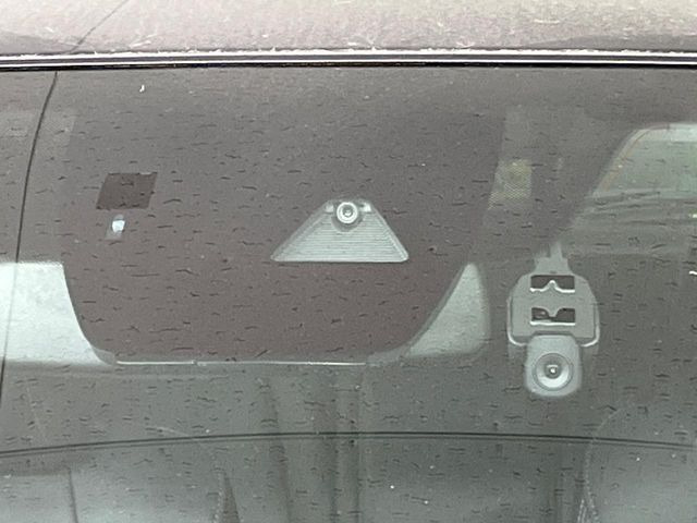 【スマートブレーキサポート】走行中に前方の車両等を認識し、衝突しそうな時は警報とブレーキで衝突回避と被害軽減をアシスト。より安全にドライブをお楽しみいただけます。