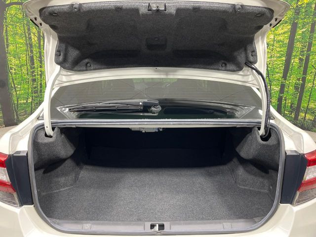 ラゲッジルームは、大容量のスペースを確保。普段のお買い物からレジャーまで、幅広く活躍してくれます!また、リアシートを倒すことでバリエーション豊かにお使いいただけます。