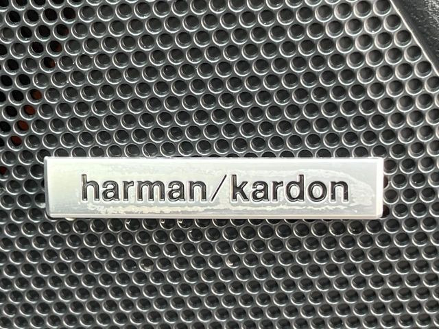 【ハーマンカードンサウンドシステム】メーカーオプションの高品位サウンドシステムを搭載。専用のチューニングが施された大小様々なスピーカーから良質なサウンドが奏でられ、臨場感あふれる音響空間を演出します。