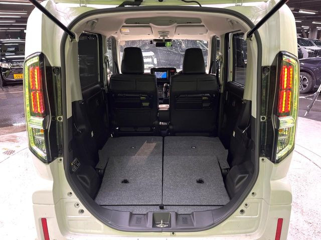 ���i�̂���������ʋ΁A���}���ɏ\���ȉ׎��X�y�[�X���m�ۂ��Ă���܂��B�Z�J���h�V�[�g��|���ƁA�傫�ȉו��̐ύڂ��\�ł���