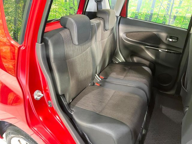 後部座席も気になるようなキズ・汚れやへたり等、大きなダメージはなく、良好な状態です。