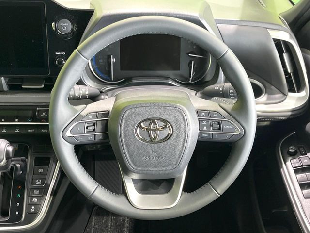 �C���e���A�ɍ��킹���f�U�C���̃X�e�A�����O�́A�^�]�������̂��Ƃ��l���A�^�]���₷���`��A�傫���ł��B�����x�A���ۂɐG���Ă��m���߂��������B