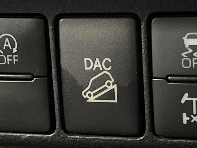 【ダウンヒルアシスト】急な坂道を下るときに自動でブレーキを制御、一定の低速度を保ちます。雪道や悪路など滑りやすい路面の下り坂でもタイヤがロックしないから安心!ハンドル操作に集中できます!