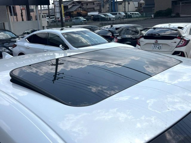 【ムーンルーフ】開放感たっぷりの希少装備、ムーンルーフが装着されています!車内に明かりを取り入れたり景色を楽しむ以外にも、車内の空気も簡単に換気できて快適です!