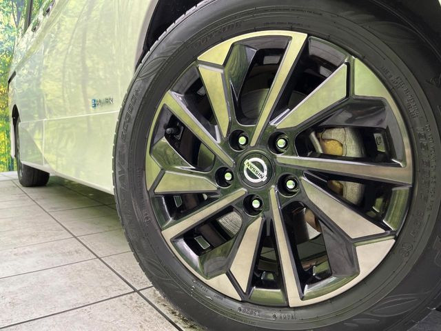 【純正○○インチアルミホイール】外観にマッチした純正アルミホイールを装着しております。各種社外アルミホイールや、スタッドレスタイヤも取扱いしております。是非ご相談ください♪