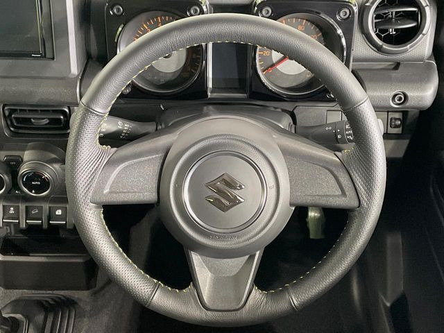 �C���e���A�ɍ��킹���f�U�C���̃X�e�A�����O�́A�^�]�������̂��Ƃ��l���A�^�]���₷���`��A�傫���ł��B�����x�A���ۂɐG���Ă��m���߂��������B