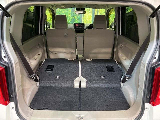 ���i�̂���������ʋ΁A���}���ɏ\���ȉ׎��X�y�[�X���m�ۂ��Ă���܂��B�Z�J���h�V�[�g��|���ƁA�傫�ȉו��̐ύڂ��\�ł���