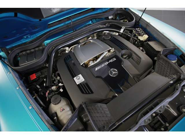 4.0L V�^8�C��DOHC�c�C���^�[�{+���[�^�[�A�G���W��:585ps/86.7kgm ���[�^�[:20ps/21.2kgm�A�S��&times;�S��&times;�S��mm 4690&times;1985&times;1985mm�A�ԗ��d�� 2570kg