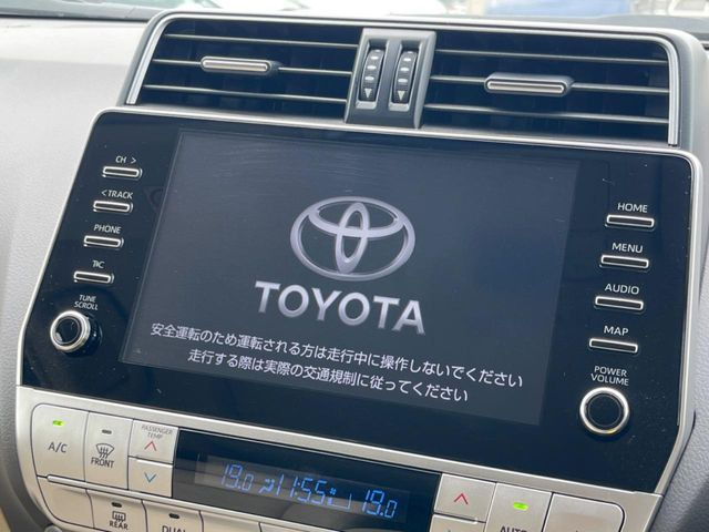 【ナビ機能付き9インチディスプレイオーディオ】ナビ機能搭載の他、お持ちのスマートフォンと連携して、ナビやbluetoothでの音楽再生が可能です♪デザインはもちろん操作性も良好!