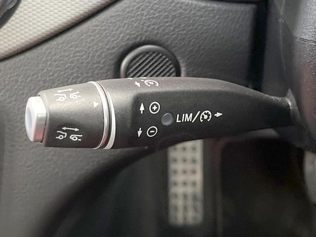 ●ディストロニックプラス:都市、郊外、高速道路などの走行時に、ステレオマルチパーパスカメラとレーダーセンサーにより、前走車を認識して速度に応じた車間距離を維持する次世代のクルコン!