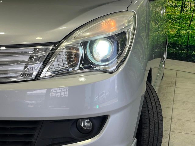 【HIDヘッドライト】非常に明るく前方を照らしてくれるので、悪天候や夜間の走行時も視界良好で安心してお乗りいただけます。