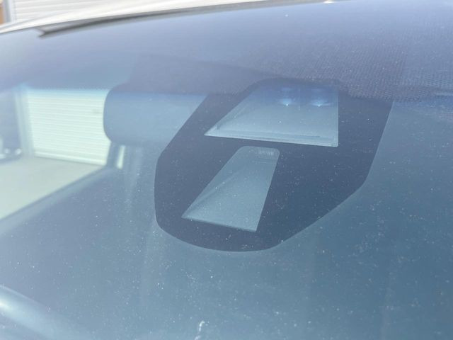 �y�z���_�Z���V���O�z���s���ɑO���̎ԗ�����F�����A�Փ˂������Ȏ��͌x��ƃu���[�L�ŏՓˉ���Ɣ�Q�y�����A�V�X�g�B�����S�Ƀh���C�u�����y���݂��������܂��B