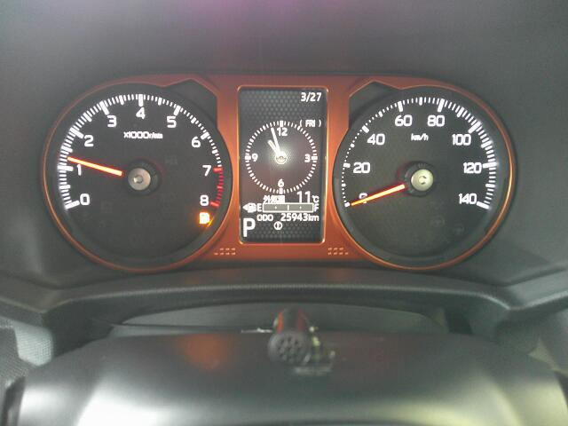 シンプルで見やすいデザインのメーターパネルです。車の情報が表示される大事な場所だからこそ見やすさが大切ですね。