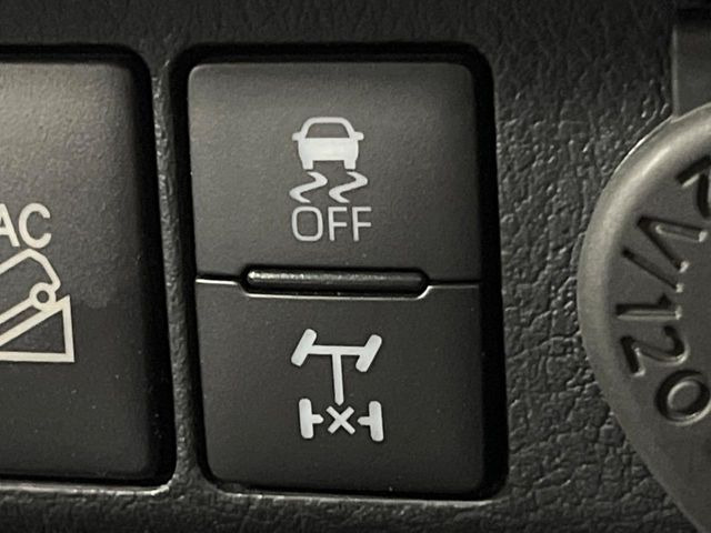 【横滑り防止装置】車両の横滑りを感知すると、自動的に車両の進行方向を保つように車両を制御します。雨の日など滑りやすい路面状況でも安全な運転が可能です。