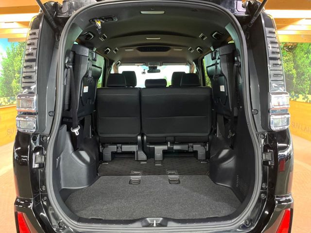ラゲッジルームは、大容量のスペースを確保。普段のお買い物からレジャーまで、幅広く活躍してくれます!また、リアシートを倒すことでバリエーション豊かにお使いいただけます。