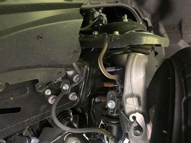 ��D�]�𒸂��Ă���܂��{�f�B�̒e�X�v���b�V���R�[�g���D�]��t���B�ʏ�̃K���X�R�[�g�ƈقȂ�A�ϋv�N��6�N�̖��@���K���X�R�[�e�B���O���A�{�f�B���L���C�ȏ�Ԃɕۂ��Ă���܂��B