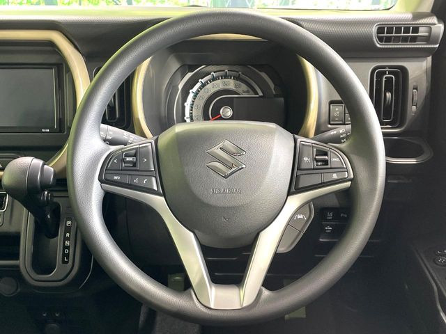 �C���e���A�ɍ��킹���f�U�C���̃X�e�A�����O�́A�^�]�������̂��Ƃ��l���A�^�]���₷���`��A�傫���ł��B�����x�A���ۂɐG���Ă��m���߂��������B