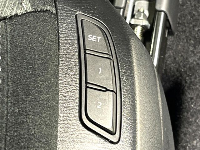 【メモリー機能付きパワーシート】ドライバーごとに設定したシート位置を記憶して、ボタン一つで切り替えできる便利な機能!運転する方が複数名いらっしゃるご家庭におすすめです♪