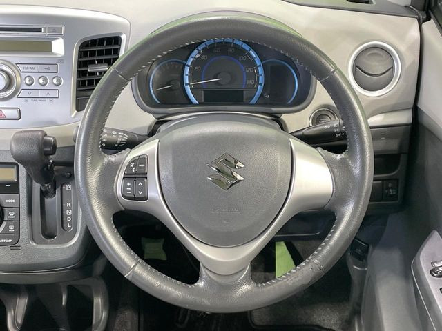 �C���e���A�ɍ��킹���f�U�C���̃X�e�A�����O�́A�^�]�������̂��Ƃ��l���A�^�]���₷���`��A�傫���ł��B�����x�A���ۂɐG���Ă��m���߂��������B