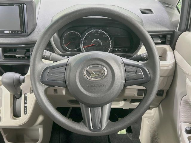 �C���e���A�ɍ��킹���f�U�C���̃X�e�A�����O�́A�^�]�������̂��Ƃ��l���A�^�]���₷���`��A�傫���ł��B�����x�A���ۂɐG���Ă��m���߂��������B