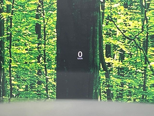 �y�w�b�h�A�b�v�f�B�X�v���C�z���݂̑��x�⑖�s�����f�W�^���\���ŉ^�]�ȑO���̃K���X�ɓ��e!�^�]���A�ڐ������炳���K�v�ȏ����m�F�ł���̂łƂ��Ă��֗��ň��S!