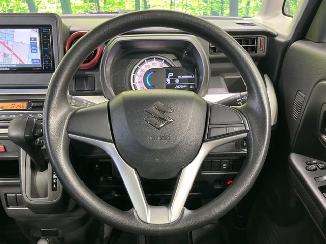 �C���e���A�ɍ��킹���f�U�C���̃X�e�A�����O�́A�^�]�������̂��Ƃ��l���A�^�]���₷���`��A�傫���ł��B�����x�A���ۂɐG���Ă��m���߂��������B