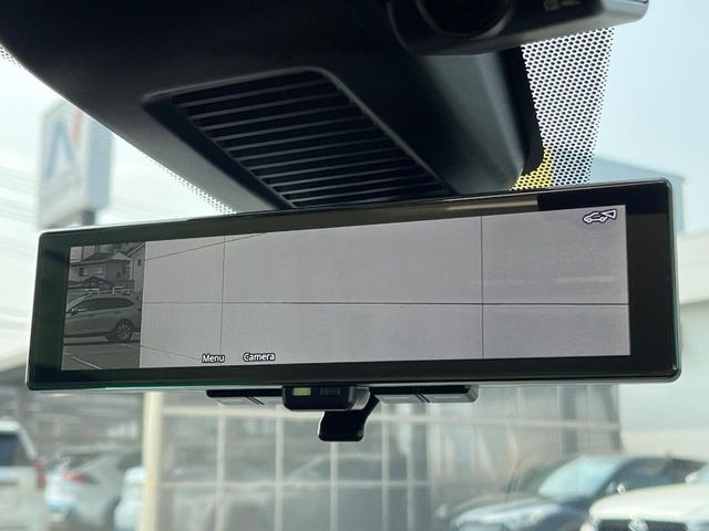 【インテリジェントルームミラー】後席の大きな荷物や同乗者で後方が確認しづらい時でも安心!カメラが撮影した車両後方の映像をルームミラー内に表示。クリアな視界で状況の確認が可能です!