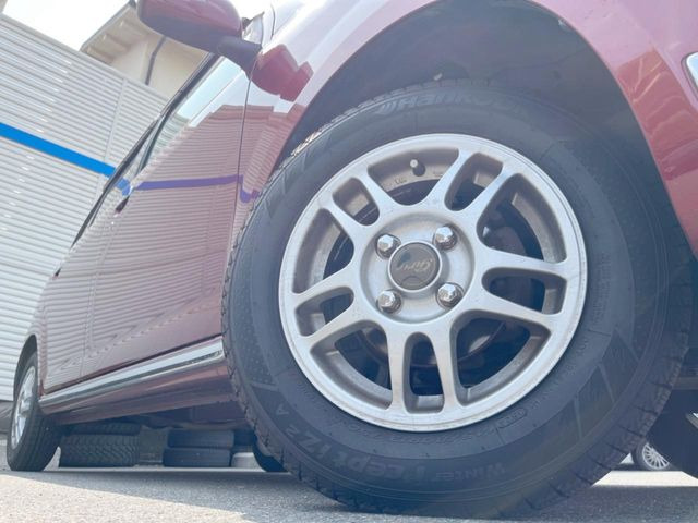 【13インチアルミホイール】外観にマッチしたアルミホイールを装着しております。各種アルミホイールや、スタッドレスタイヤも取扱いしております。是非ご相談ください♪