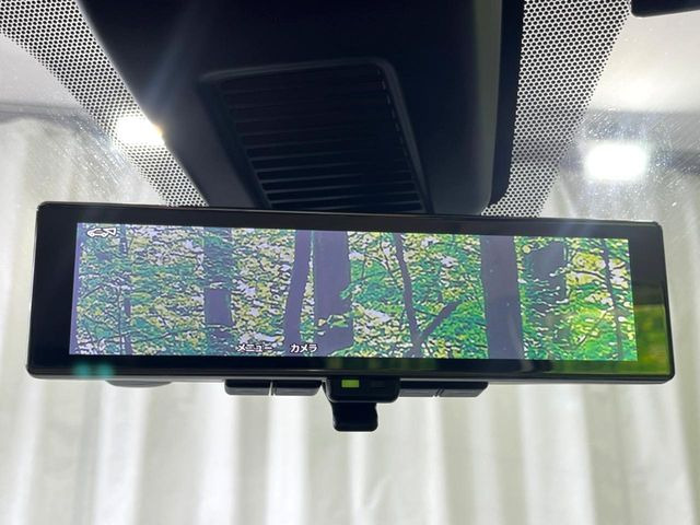 【インテリジェントルームミラー】後席の大きな荷物や同乗者で後方が確認しづらい時でも安心!カメラが撮影した車両後方の映像をルームミラー内に表示。クリアな視界で状況の確認が可能です!
