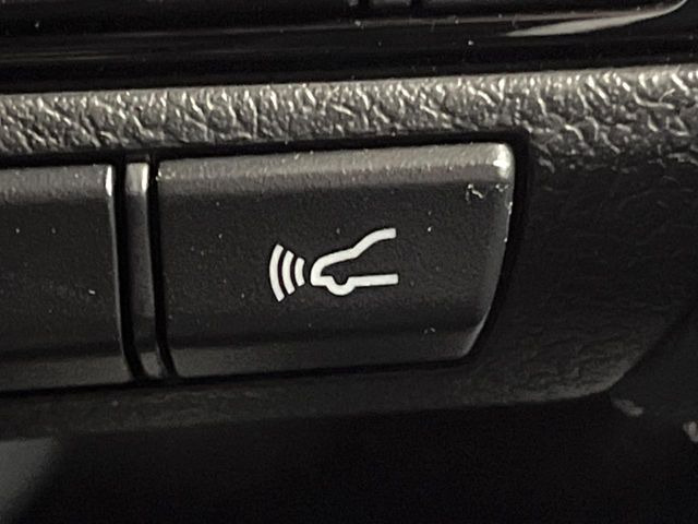 【トヨタセーフティセンス】走行中に前方の車両等を認識し、衝突しそうな時は警報とブレーキで衝突回避と被害軽減をアシスト。より安全にドライブをお楽しみいただけます。