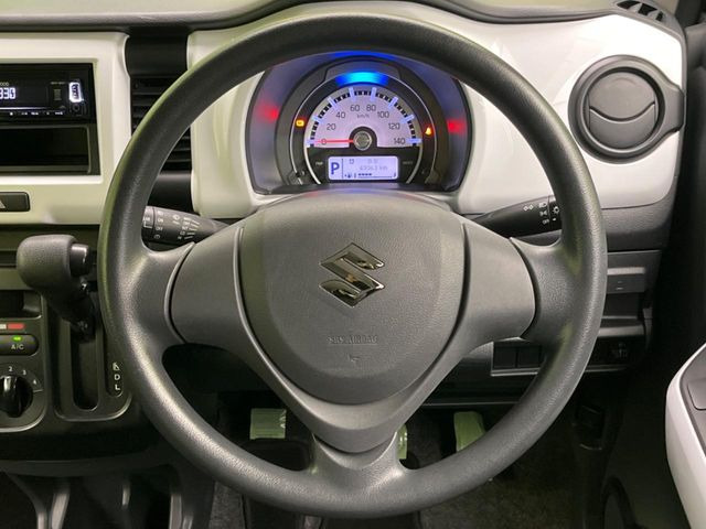 �C���e���A�ɍ��킹���f�U�C���̃X�e�A�����O�́A�^�]�������̂��Ƃ��l���A�^�]���₷���`��A�傫���ł��B�����x�A���ۂɐG���Ă��m���߂��������B