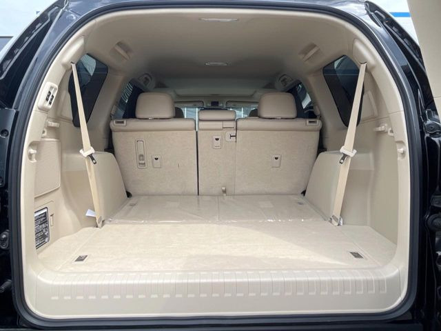 【電動格納シート】リアシートはスイッチ一つでラクラク収納!荷物が多い時など座席を収納スペースに変更する際も、力は必要ありません!お子様でも簡単に操作していただけます!