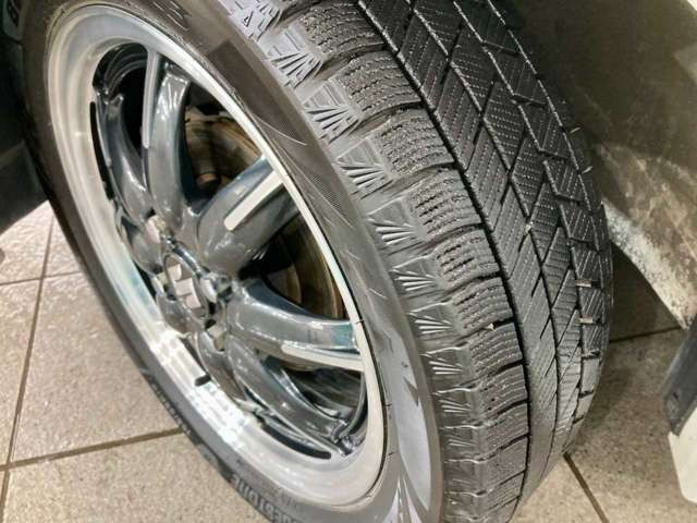 【店内スペース】お子様とご一緒にお越し頂ける安心のキッズスペース♪フリードリンクコーナー♪ファミリーでもお気軽にお越し頂ける空間をご用意しました!展示車も店内スペースには常時2台はご用意しております!