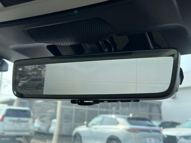 【スマートリヤビューミラー】後席の大きな荷物や同乗者で後方が確認しづらい時でも安心!カメラが撮影した車両後方の映像をルームミラー内に表示。クリアな視界で状況の確認が可能です!