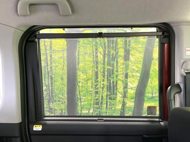 【ロールシェード】日差しや車外からの光が眩しいときにサッと引き出して使える、ロール格納タイプのサンシェードを装備。後席に乗ったお子様がウトウトしだした時など、ぜひご活用ください♪